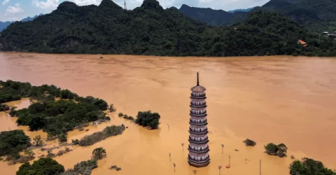 চীনে ভয়াবহ বন্যার ঝুঁকিতে কয়েক কোটি মানুষ