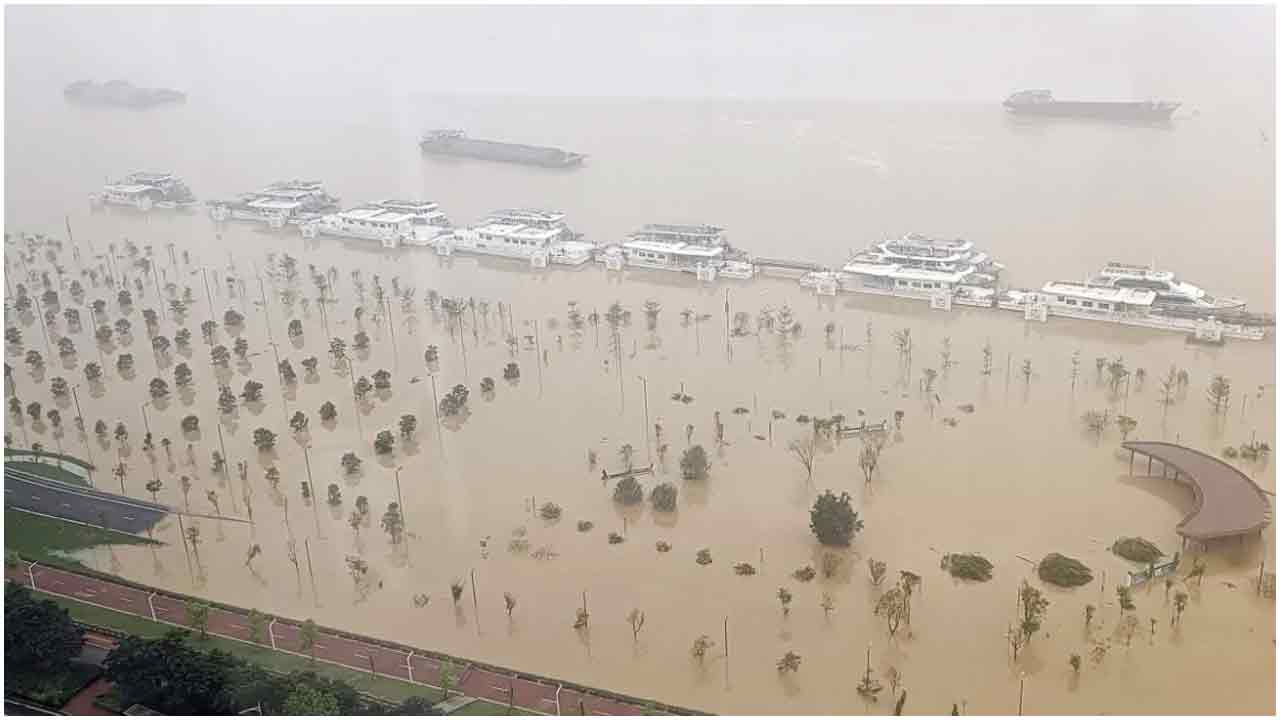 চীনে ভয়াবহ বন্যা : সর্বোচ্চ মাত্রার বৃষ্টি-ঝড়ের সতর্কতা জারি