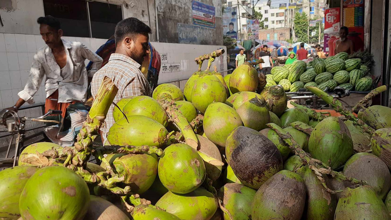 তীব্র তাপপ্রবাহেও ক্রেতা নেই ‘বিলাসী পণ্য’ ডাবের