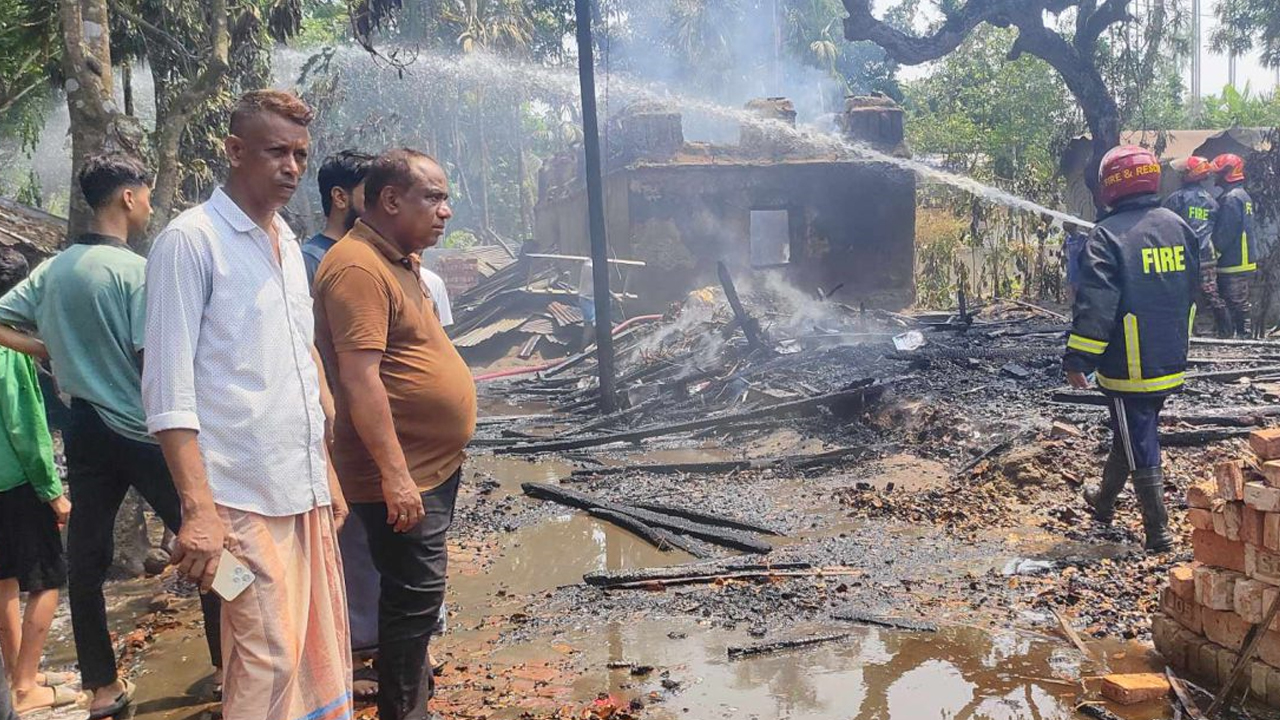 সিগারেটের আগুনে পুড়ল ৫ বসতঘর