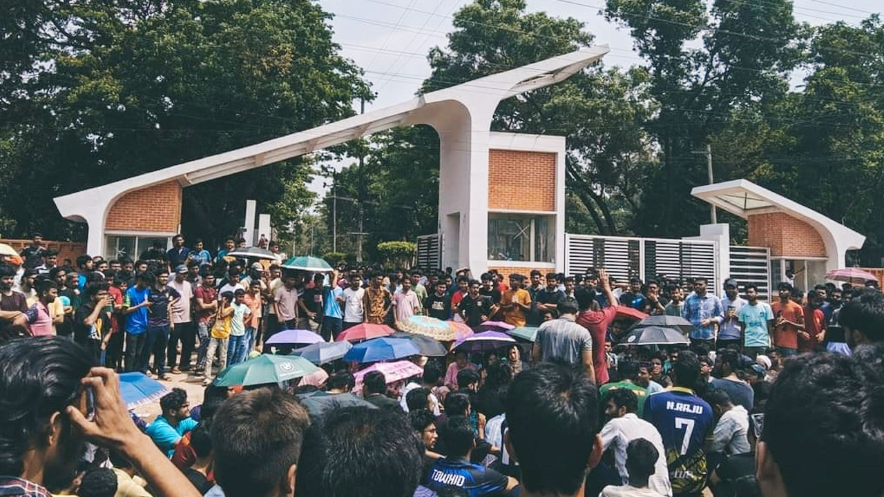 চুয়েটের দুই শিক্ষার্থী নিহতের ঘটনায় চট্টগ্রাম-কাপ্তাই সড়ক অবরোধ