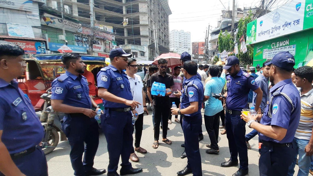 ৫ শতাধিক পথচারীকে স্যালাইন-শরবত খাওয়াল কুমিল্লা ট্রাফিক পুলিশ