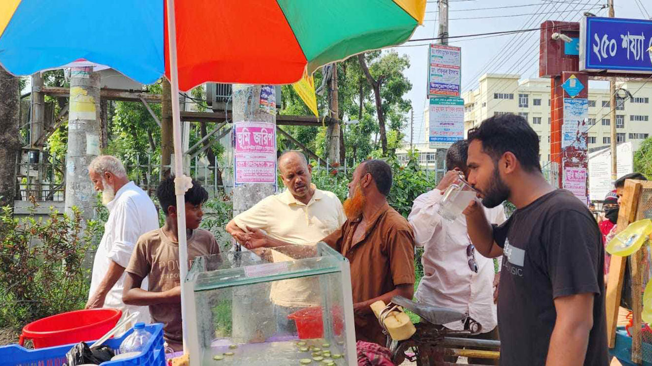 দাবদাহে অতিষ্ঠ জনজীবন, তুঙ্গে শরবতের ব্যবসা