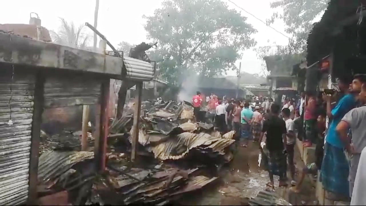 শাহরাস্তি বাজারে আগুনে পুড়ল ১৪ ব্যবসাপ্রতিষ্ঠান