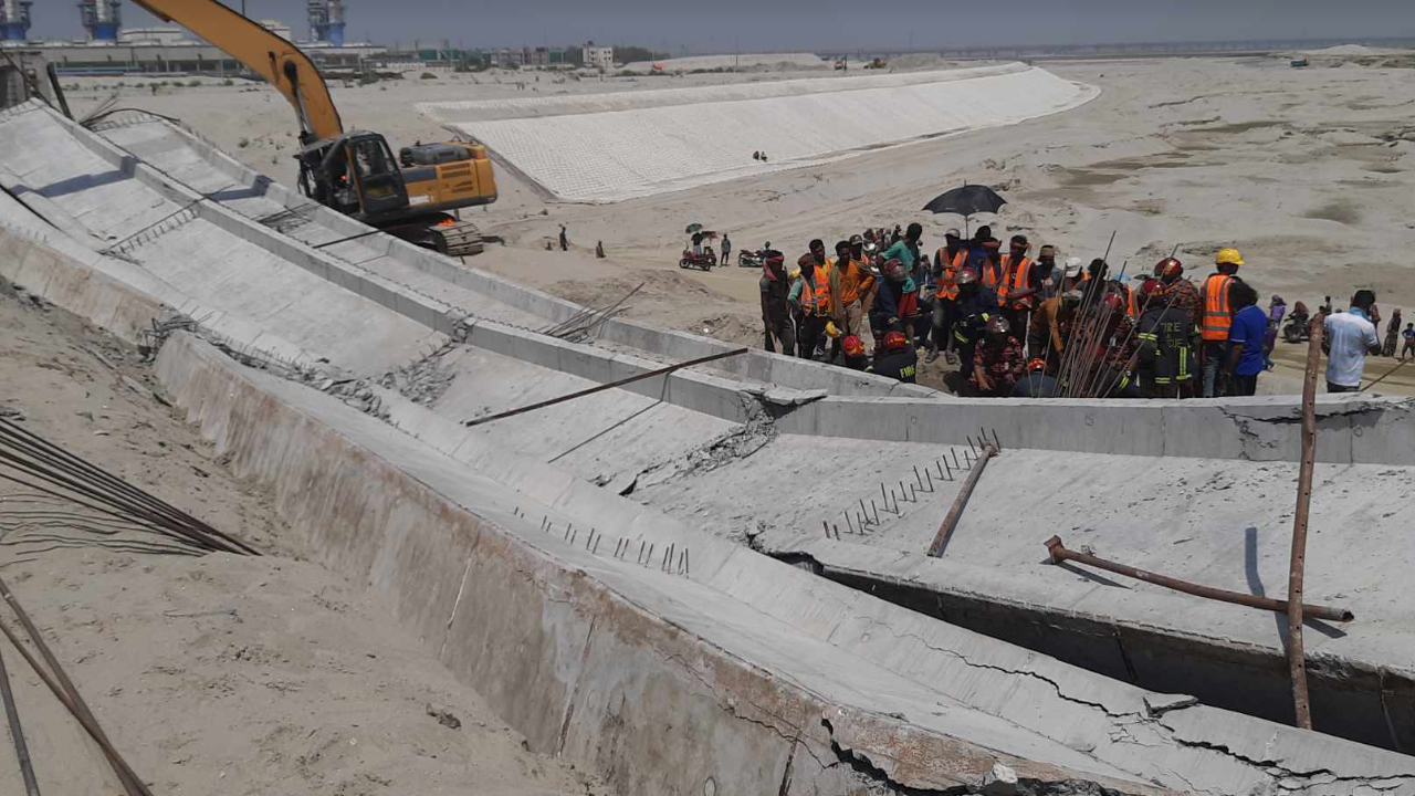 সিরাজগঞ্জ ইকোনমিক জোনে ব্রিজের গার্ডার ধসে চাপা পড়েছেন শ্রমিক