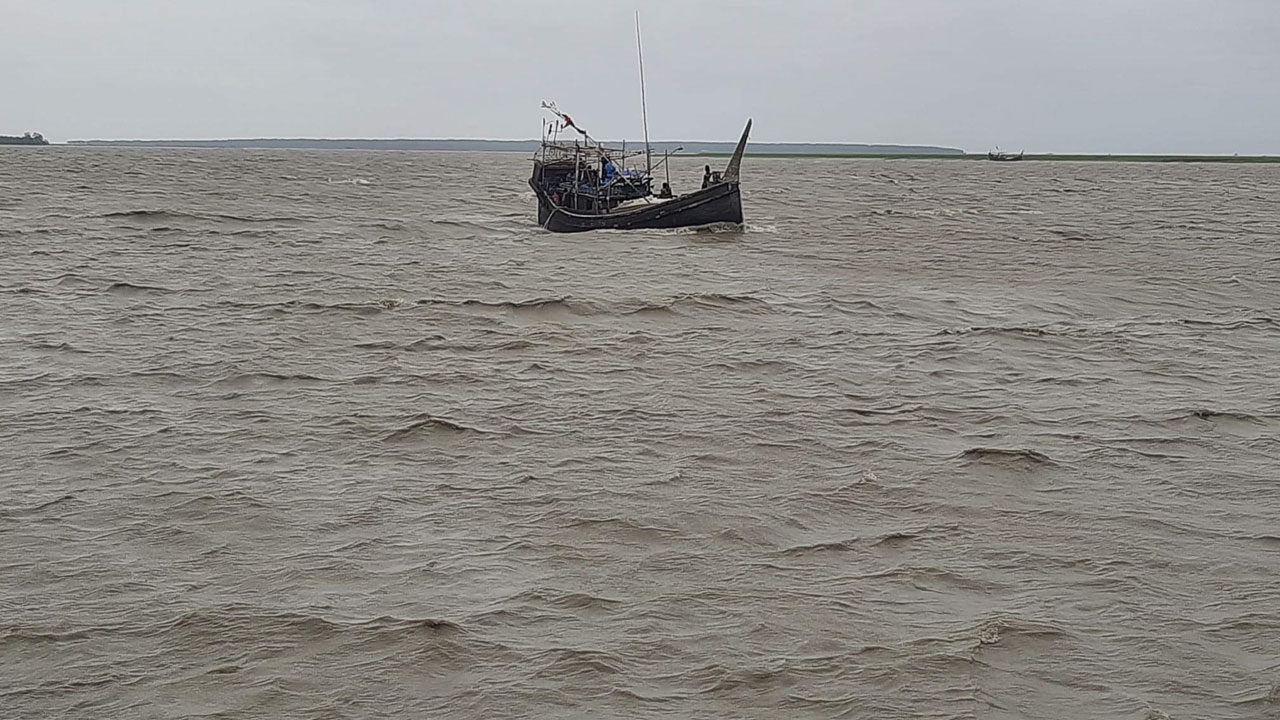 বঙ্গোপসাগরে কার্গো জাহাজডুবি, সাগরে ভাসছেন ১২ নাবিক