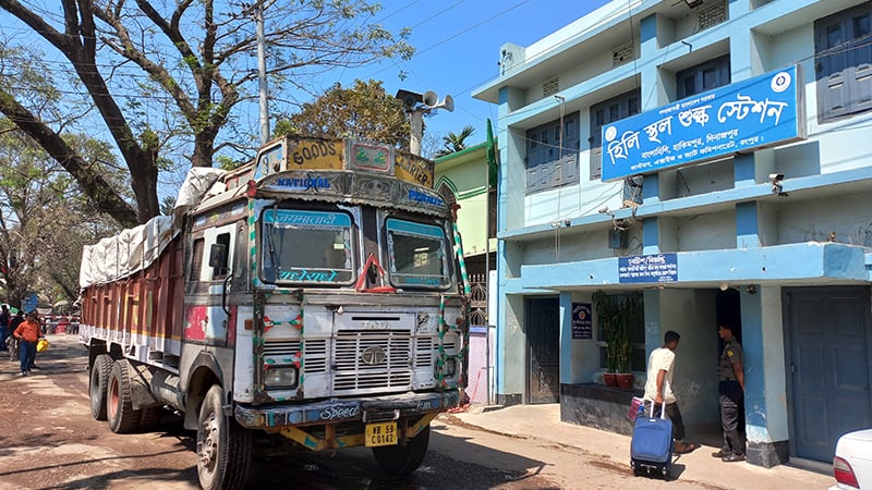 ৬ দিন পর হিলি স্থলবন্দরে আমদানি-রপ্তানি শুরু