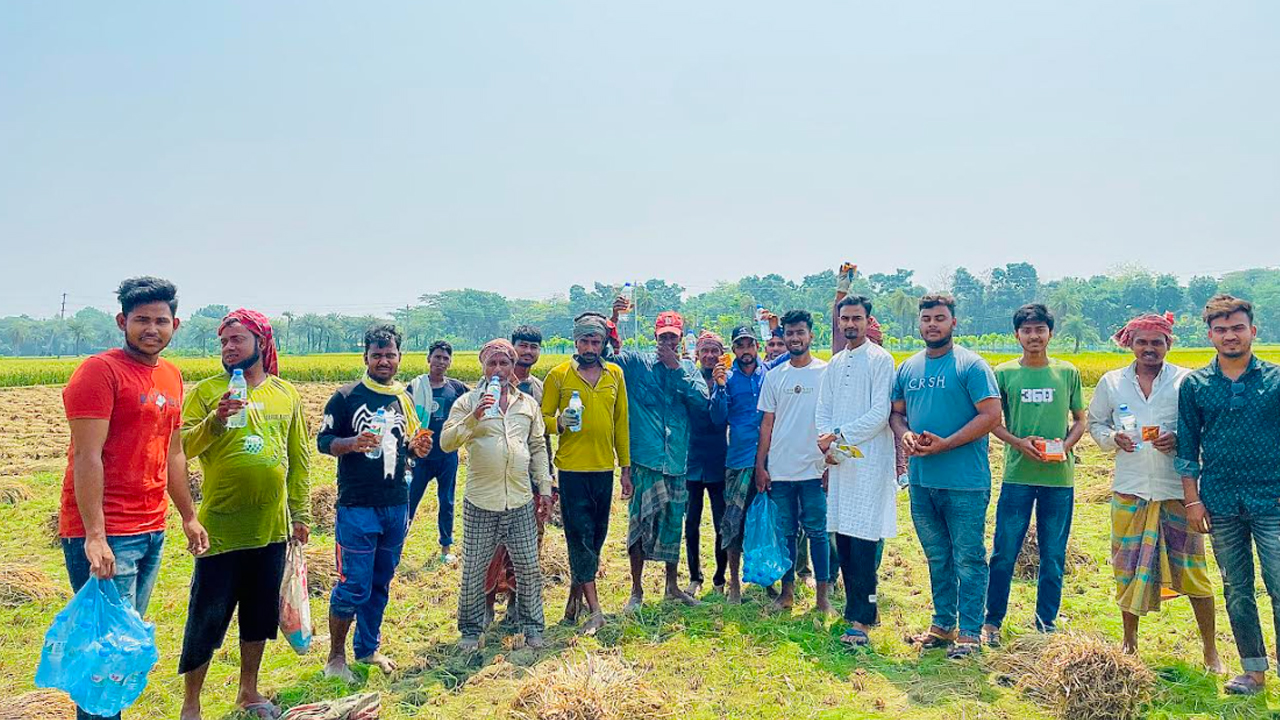 কৃষকদের জন্য পানি-স্যালাইন নিয়ে ফসলের মাঠে একদল তরুণ