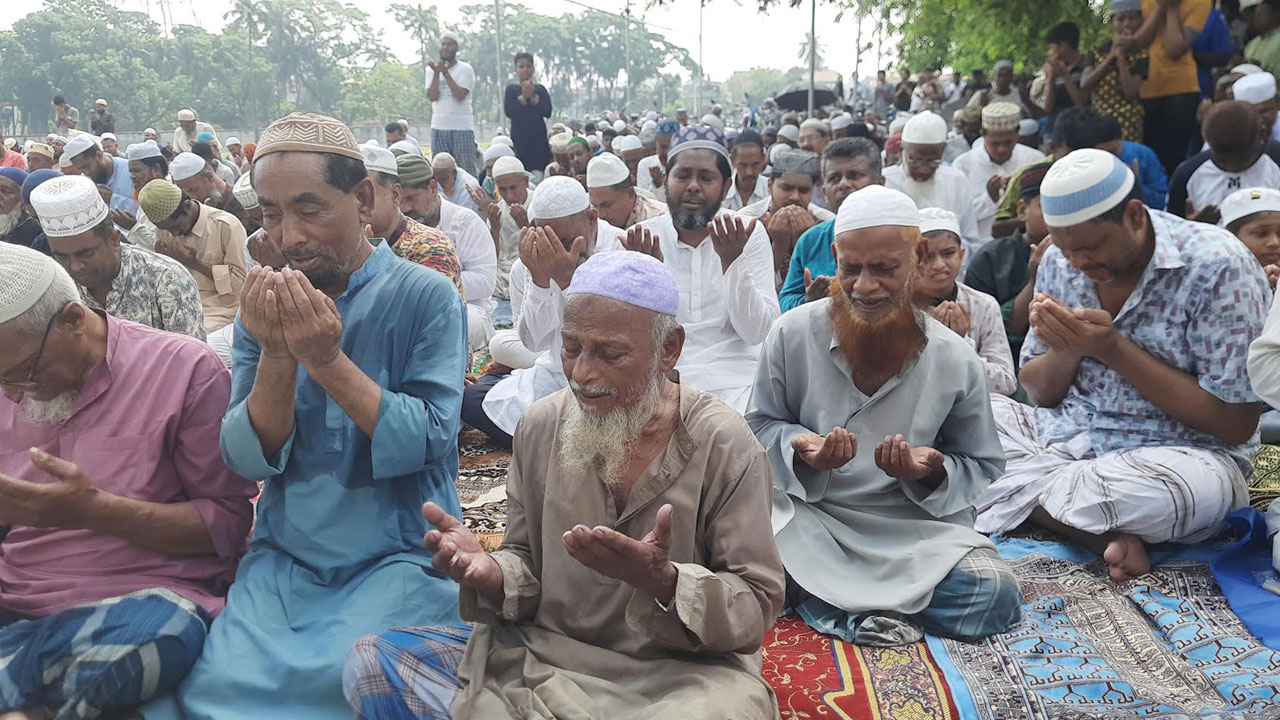 খুলনায় বৃষ্টির জন্য ইসতিসকার নামাজে কাঁদলেন হাজারও মুসল্লি