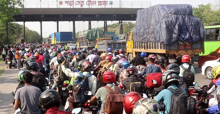 মাওয়া টোলপ্লাজায় মানুষের ঢল, মোটরসাইকেলের দীর্ঘ সারি