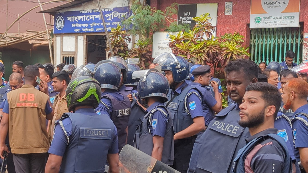 পুলিশের সামনে আ.লীগ নেতাকে কুপিয়ে হত্যা