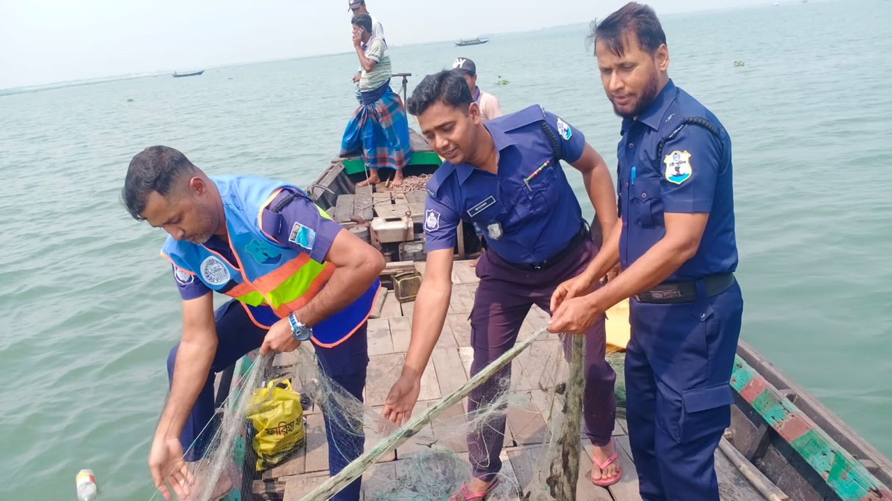 নৌ পুলিশের অভিযানে অবৈধ জাল ও মাছের পোনাসহ আটক ৫১