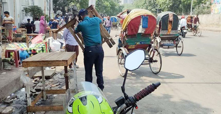 ঢামেকের সামনের রাস্তা থেকে ভ্রাম্যমাণ দোকান-হকার অপসারণ