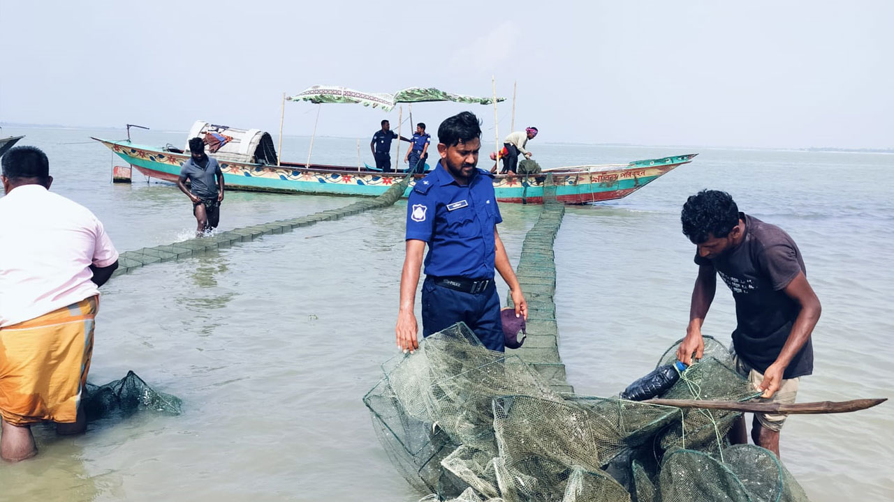 বিপুল পরিমাণ নিষিদ্ধ জাল ও মাছসহ আটক ৩৩