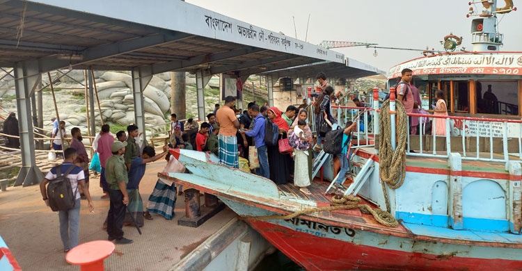 ছুটি শেষেও দৌলতদিয়ায় নেই যাত্রীর চাপ