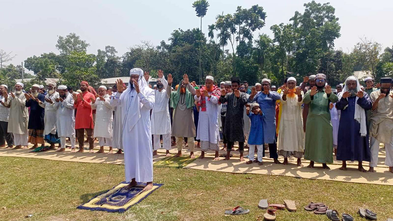 একপশলা বৃষ্টি আর শীতল প্রকৃতির আকুতি নিয়ে রংপুরে ইসতিসকার নামাজ 