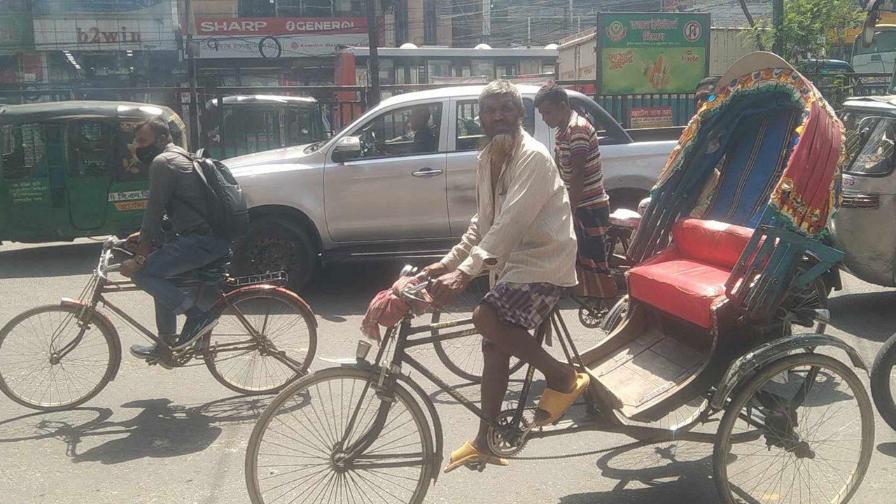 বাতাসে যেন ঝরছে আগুনের ফুলকি, হাঁসফাঁস জীবন