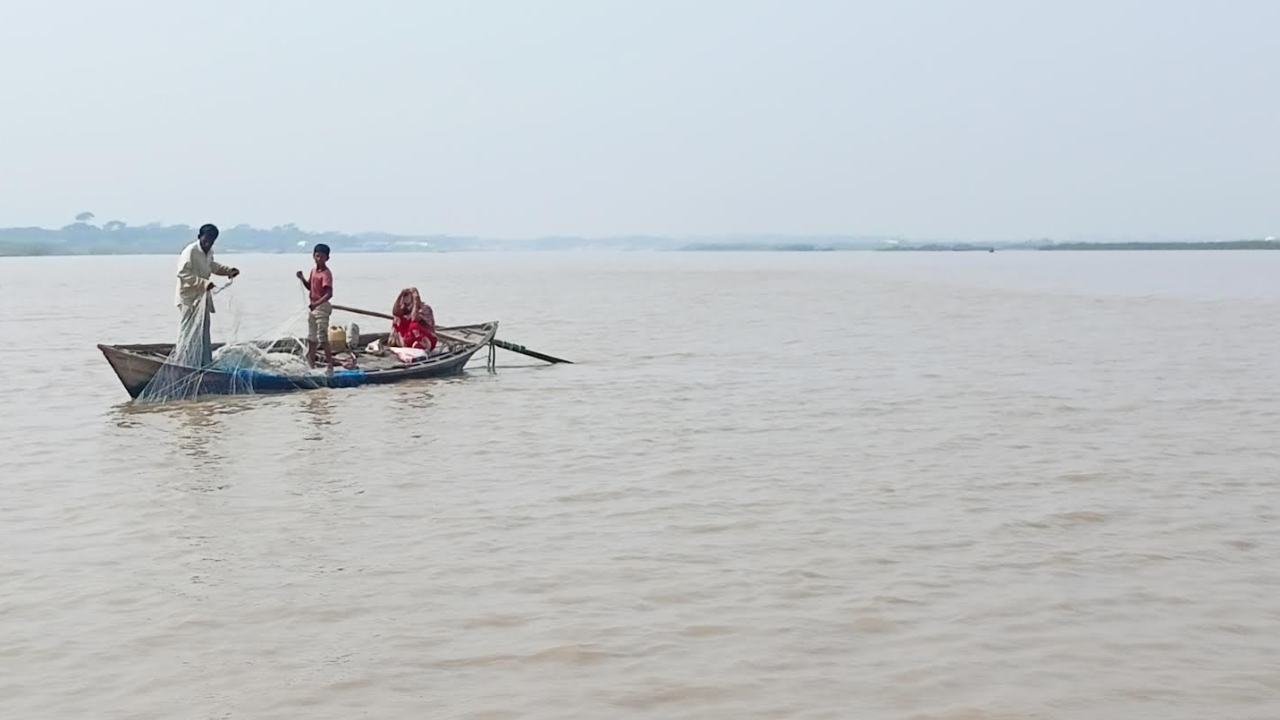 গোসলখানায় পানি না পেয়ে নদীতে ঝাঁপ, তরুণীর মৃত্যু