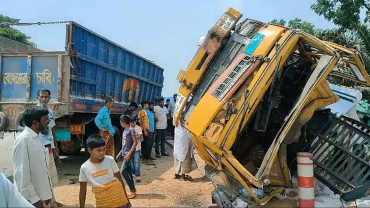 নাটোরে দুই ট্রাক ও অটোরিকশার ত্রিমুখী সংঘর্ষে একজন নিহত, আহত ৩