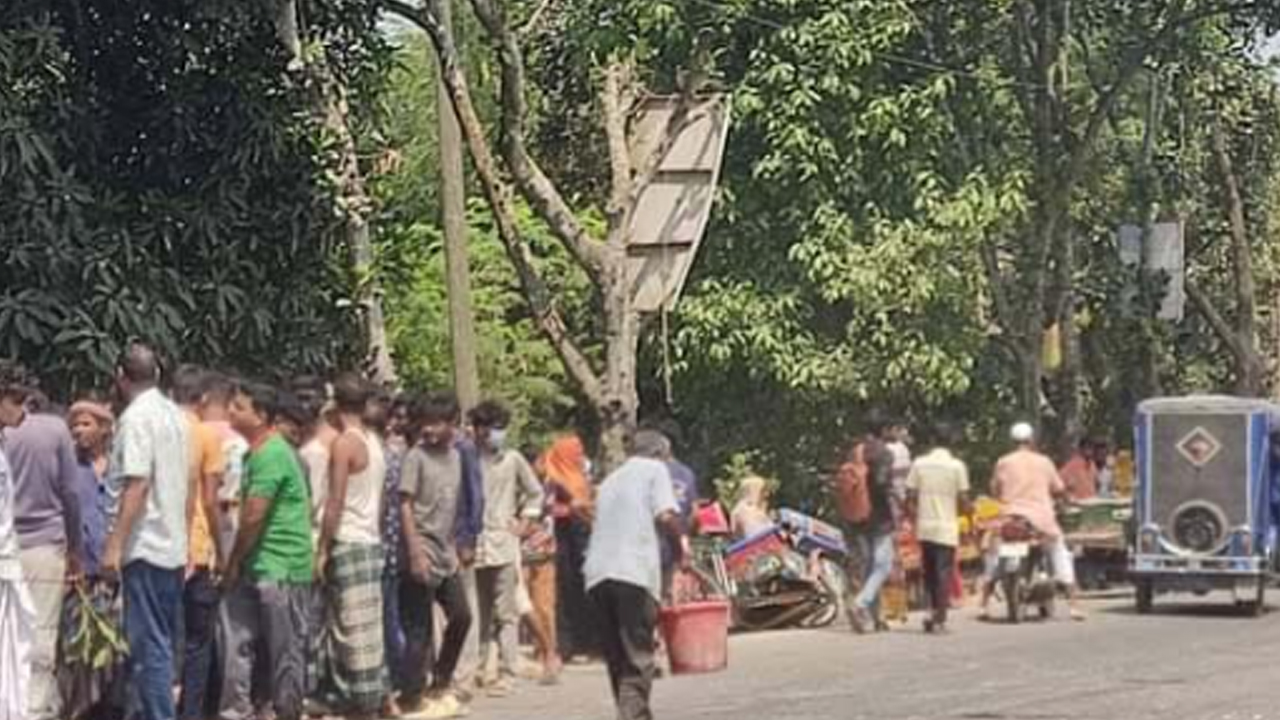 হঠাৎ ভেঙে গেল অটোভ্যানের এক্সেল, চাপা দিল গাড়ি