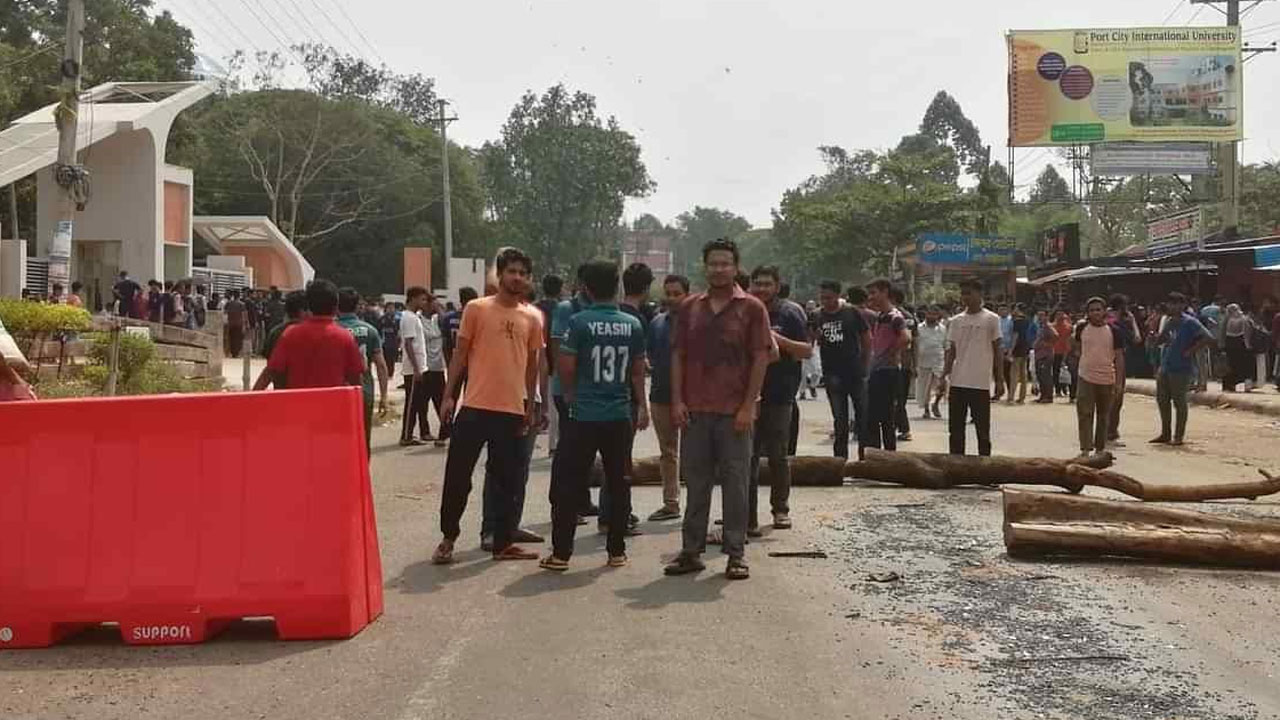 চুয়েট শিক্ষার্থীদের সড়ক অবরোধ, ভোগান্তিতে যাত্রীরা