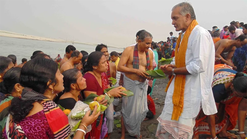 বারুণী স্নানে শিবালয়ের যমুনার তীরে মানুষের ঢল