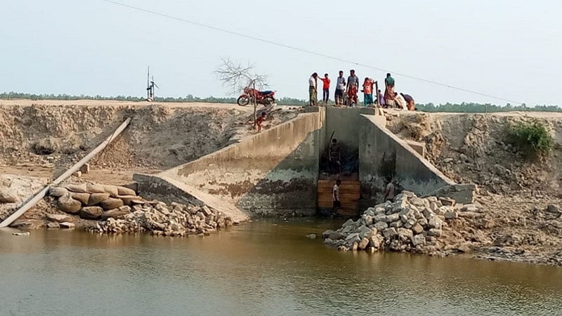 খালে লবণপানি ঢোকালেন ঘের মালিক, ক্ষুব্ধ এলাকাবাসী