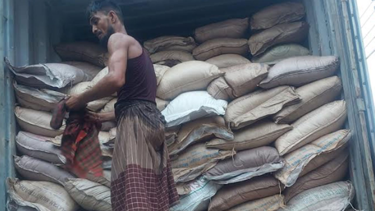 চট্টগ্রামে ৫০০ বস্তা ভারতীয় চিনিসহ ব্যবসায়ী আটক