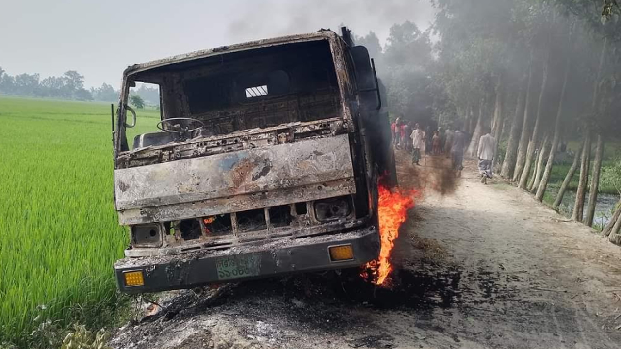 গরুসহ ট্রাক রেখে পালাল চোর, আগুন দিলেন স্থানীয়রা