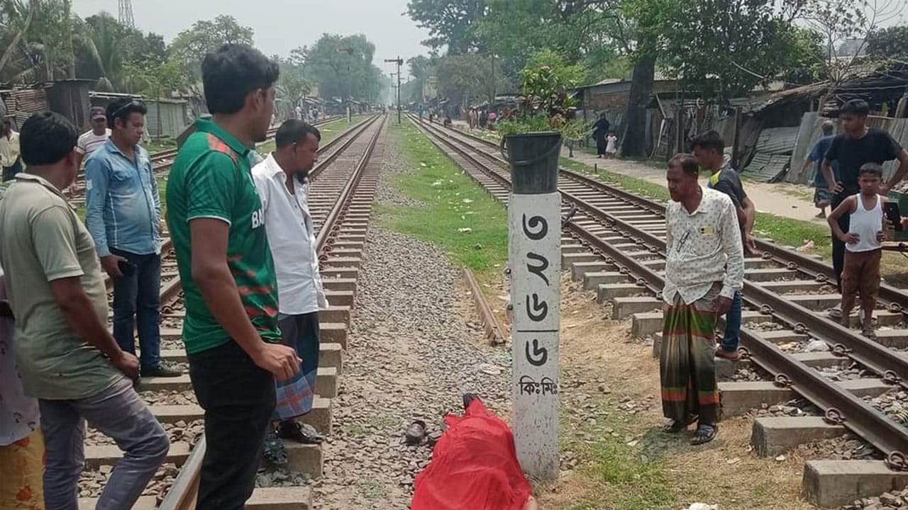 কুড়িগ্রাম এক্সপ্রেস ট্রেনের ধাক্কায় প্রাণ গেল অপর ট্রেনের যাত্রীর