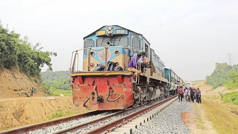 এক লাইনে মুখোমুখি দুই ট্রেন, অল্পের জন্য রক্ষা