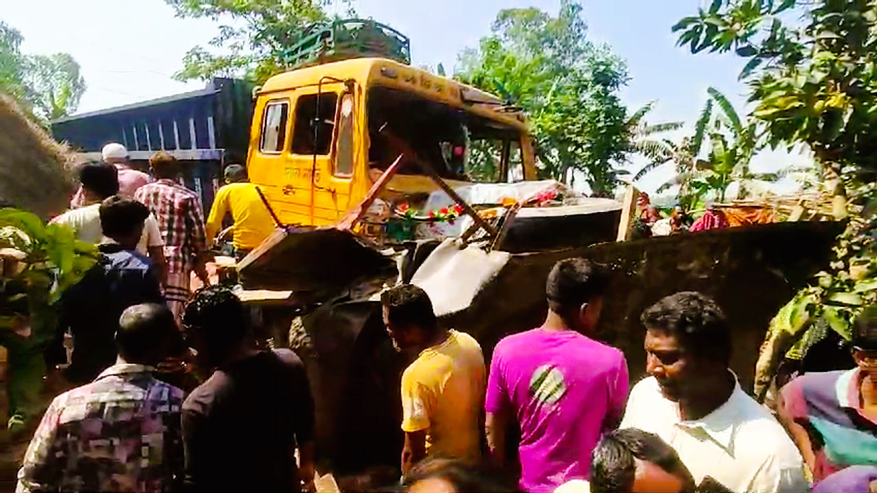 পঞ্চগড়ে ট্রাক-ট্রাক্টরের সংঘর্ষে নারীসহ নিহত ২