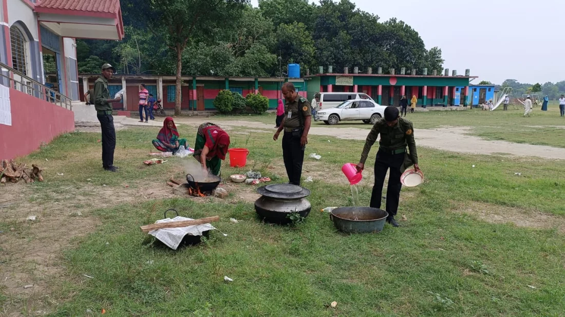 ভোটার নেই ভোটকেন্দ্রে, রান্না-বান্নায় ব্যস্ত আনসার সদস্যরা