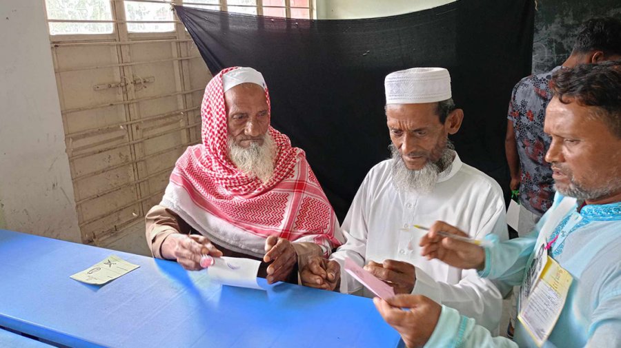 ‘কোন মার্কায় ভোট দেবে’ পাশে দাঁড়িয়ে বলে দিচ্ছেন আরেকজন