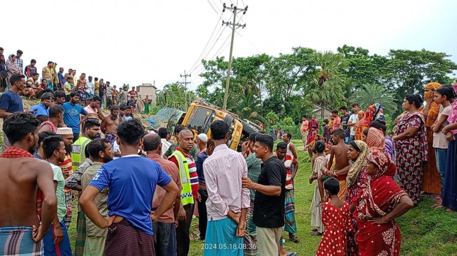 মজুরির ধান নিয়ে ট্রাকে বাড়ি ফেরার পথে প্রাণ গেলো ২ শ্রমিকের