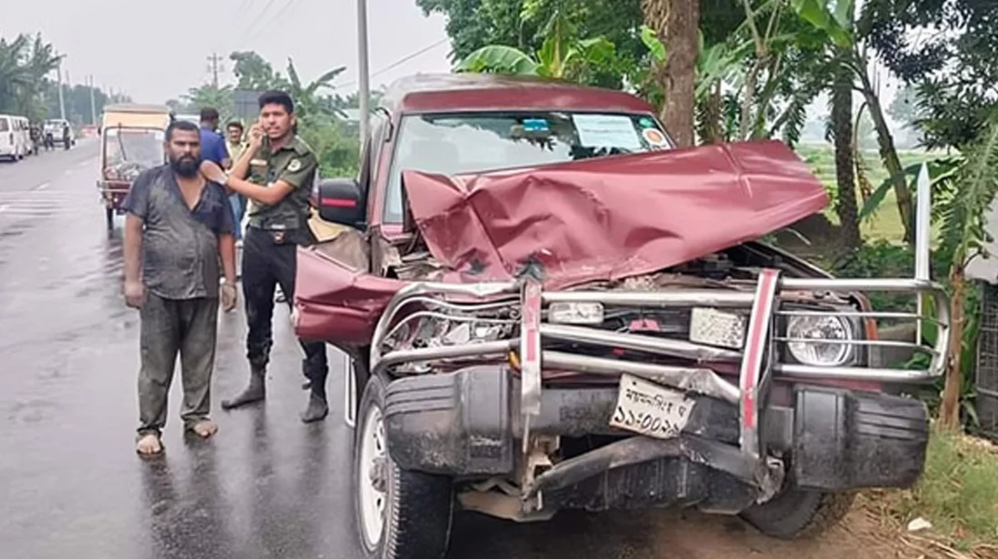 বাসের ধাক্কায় দুমড়েমুচড়ে গেল ইউএনও’র গাড়ি, অল্পের জন্য প্রাণে রক্ষা