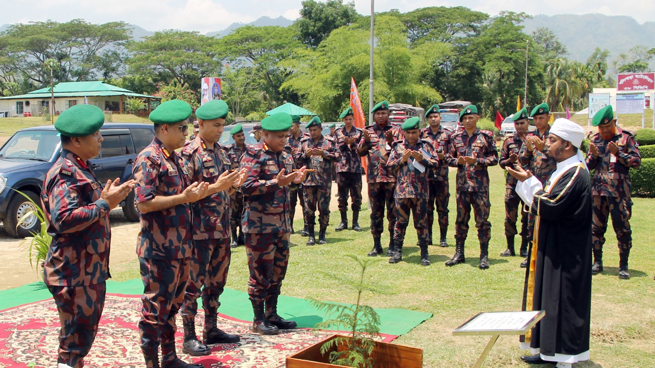 থানচি-রুমা সীমান্ত পরিদর্শন করলেন বিজিবি মহাপরিচালক