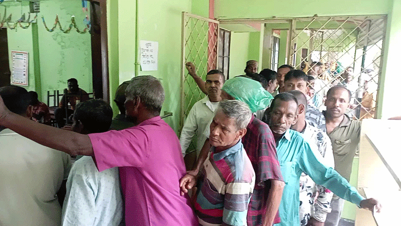 বগুড়ায় বৃষ্টি উপেক্ষা করেই ভোট দিচ্ছেন ভোটাররা