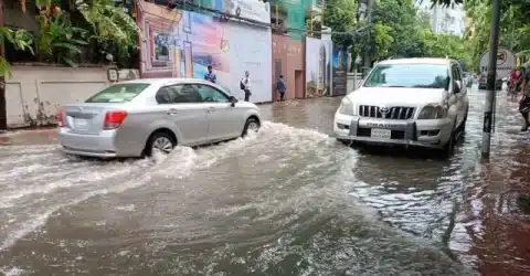 ভারী বর্ষণে রাজধানীর বিভিন্ন এলাকায় জলাবদ্ধতা, ভোগান্তিতে নগরবাসী