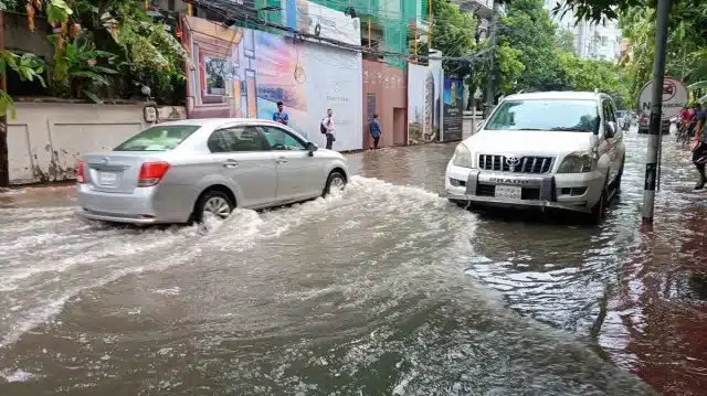 ভারী বর্ষণে রাজধানীর বিভিন্ন এলাকায় জলাবদ্ধতা, ভোগান্তিতে নগরবাসী