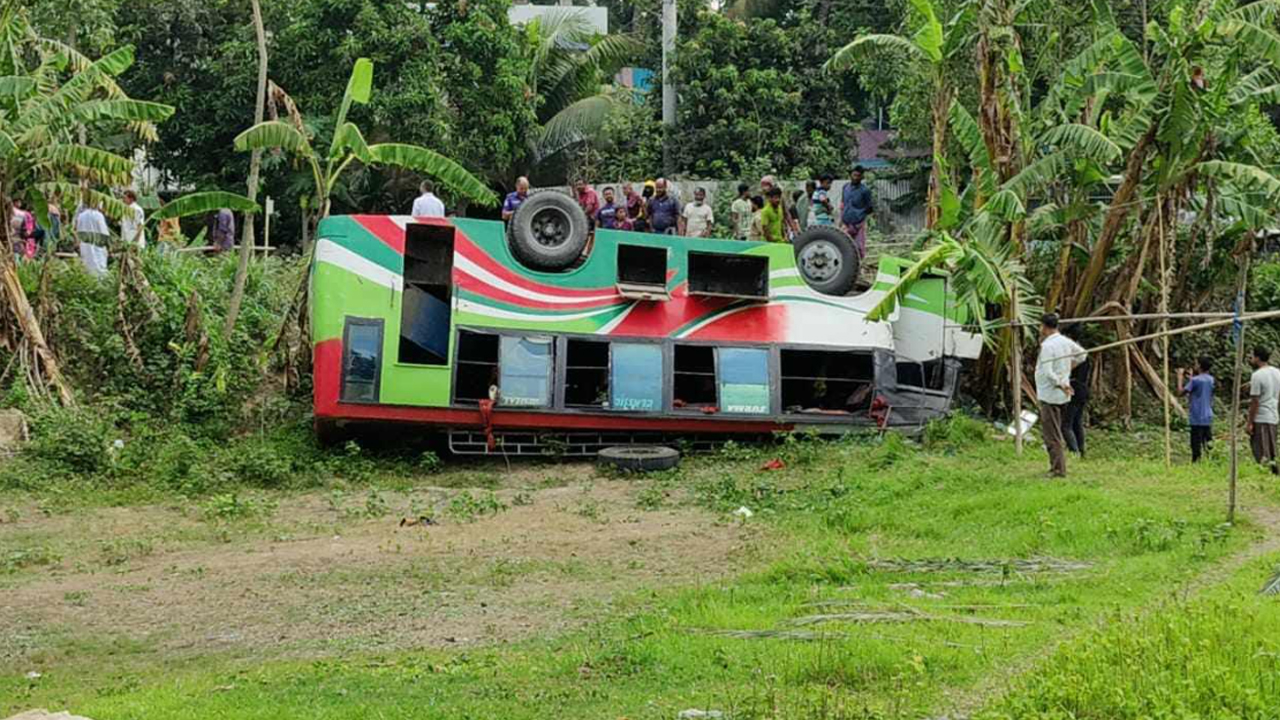 নিয়ন্ত্রণ হারিয়ে খাদে উল্টে গেল বাস, আহত ২০ যাত্রী