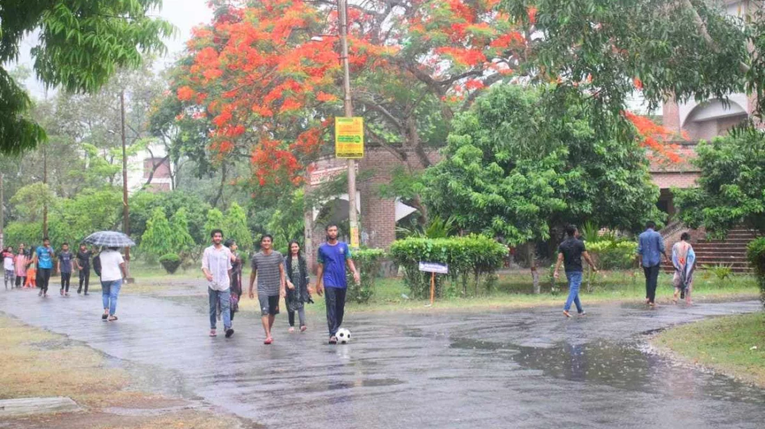 প্রচণ্ড গরমের পর ইসলামী বিশ্ববিদ্যালয়ে স্বস্তির বৃষ্টি