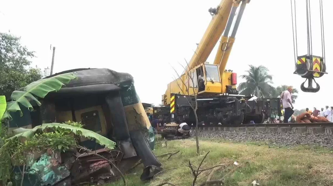 গাজীপুরে ট্রেন দুর্ঘটনায় ২১ ঘণ্টা পার হলেও শেষ হয়নি উদ্ধার অভিযান