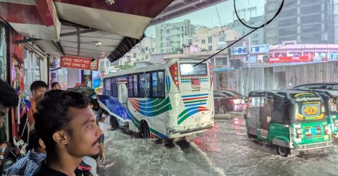 চট্টগ্রামে ভারী বৃষ্টিতে জলজট, ২ ঘণ্টা ধরে নেই বিদ্যুৎ