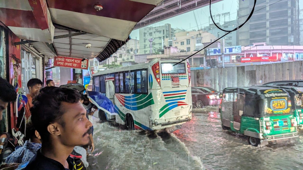 চট্টগ্রামে ভারী বৃষ্টিতে জলজট, ২ ঘণ্টা ধরে নেই বিদ্যুৎ