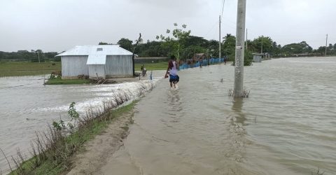 ঘূর্ণিঝড় রেমালে ক্ষতিগ্রস্তদের ত্রাণ বিতরণ করছেন প্রধানমন্ত্রী