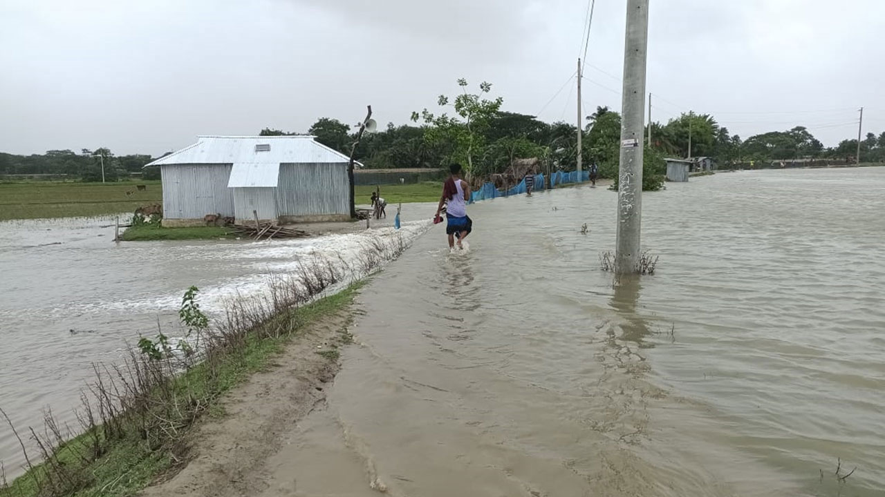 ঘূর্ণিঝড় রেমালে ক্ষতিগ্রস্তদের ত্রাণ বিতরণ করছেন প্রধানমন্ত্রী