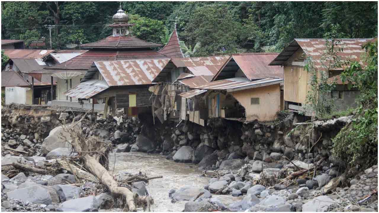 ইন্দোনেশিয়ায় বন্যা-ভূমিধসে নিহত অন্তত ৩৪