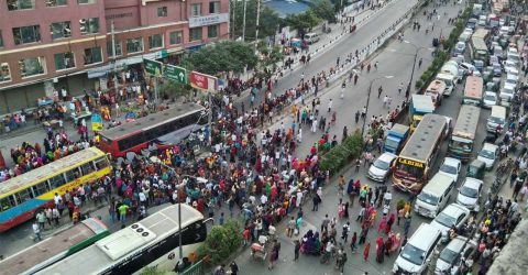 কুড়িল বিশ্বরোডে পোশাক শ্রমিকদের অবরোধ, তীব্র যানজট