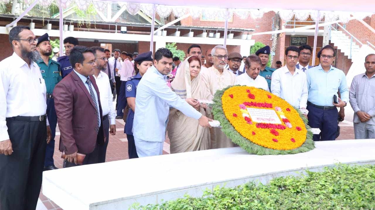 বঙ্গবন্ধুর সমাধিতে আপিল বিভাগের তিন বিচারপতির শ্রদ্ধা